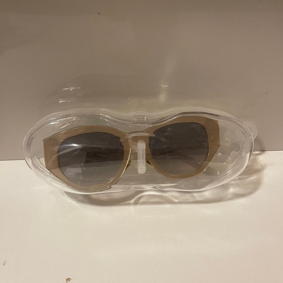 Dezi Eyewear - Charge It Alluded Nud
/ Smoke Gradient. Chic and attractive - Picture 12 of 16